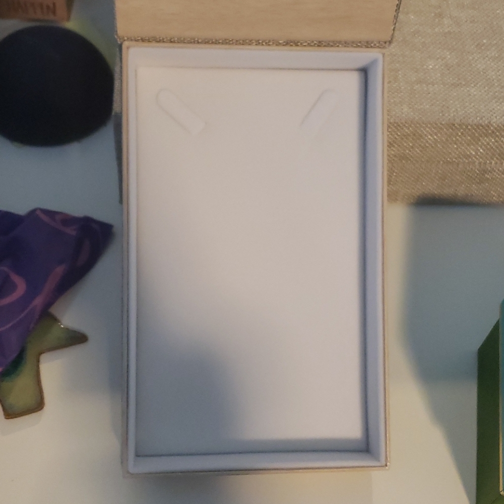 Aria Lattner necklace gift boxes